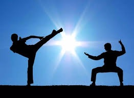 詹姆斯末节亮相表现低迷，关键失误与防守失职葬送湖人胜局，东契奇独木难支